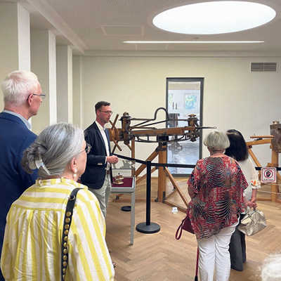 Peter Johann (Uni Trier/hinten Mitte) erläutert bei der Eröffnung der Sonderausstellung die Rekonstruktionen von Feldgeschützen. Zu sehen sind die Typen Cremona (r.) aus dem ersten und Orşova aus dem zweiten Jahrhundert nach Christus.