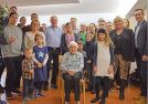 Neben Beigeordnetem Thomas Schmitt und der Olewiger Ortsvorsteherin Petra Block (vorne von rechts) gratuliert die gesamte Großfamilie Gertrud Herkel zu ihrem 100. Foto: Martin Seng