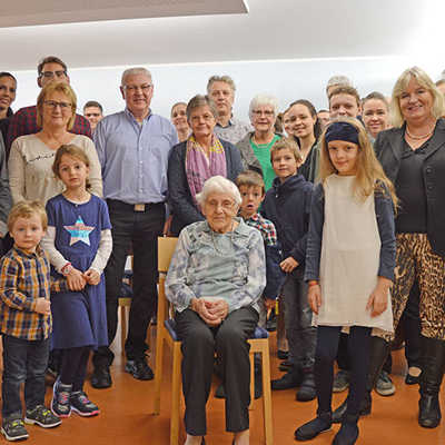 Neben Beigeordnetem Thomas Schmitt und der Olewiger Ortsvorsteherin Petra Block (vorne von rechts) gratuliert die gesamte Großfamilie Gertrud Herkel zu ihrem 100. Foto: Martin Seng