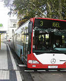 Die Busse der Linie 3 stellen unter anderem den Fünf-Minuten-Takt zwischen Karl-Marx-Haus und Uni sicher. Eine Station in der Innenstadt ist der Nikolaus-Koch-Platz.