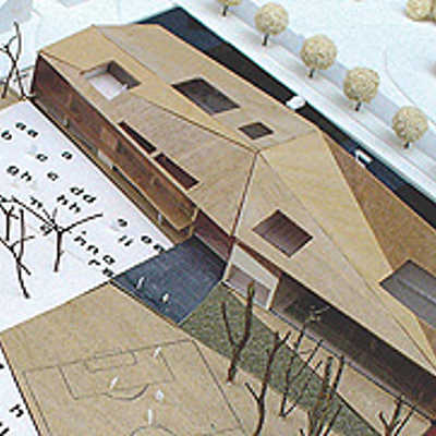 Modell der neuen Grundschule mit der leicht „abgeknickten“ Mehrzweckhalle (rechts).