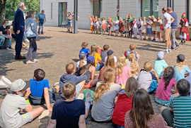 Bildungsministerin Stefanie Hubig und OB Wolfram Leibe (l.) stehen auf dem Hof des Stadtmuseums und bestaunen die römischen Kleidungsstücke der Rathaus Kids.