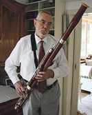 Auch Klaus Risch nimmt fast täglich das Fagott in die Hand, um seine Technik zu trainieren.