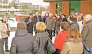 Universitätspräsident Professor Michael Jäckel (hinten, 2. v. l.) mit den Teilnehmern des „Elternalamrs“ auf dem Campus. Foto: Tourist-Information Trier