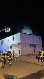 Das Haus in Trier-Feyen brannte im Obergeschoss. Dort befinden sich drei Wohnungen. Aus der zur Straße hin gelegenen Wohnung wurde eine Familie über Leitern gerettet.