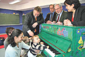 Über das bunte Klavier freuen sich Nachwuchsmusiker genauso wie Kulturdezernent Ulrich Holkenbrink (4.v.r.), Georg Kern (3.v.r.), Prof. Werner Lorig (2.v.r.) u. Pia Langer(r.).