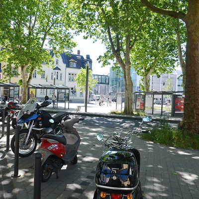 Motorradparkplatz am Nikolaus-Koch-Platz.