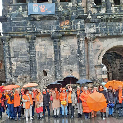 Bei der Präsentation der Frauen Service-Clubs an der Porta ist erstmals ein Banner von UN-Woman zu sehen.