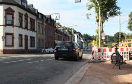 Der Rand der Kölner Straße ist durch eine Baustelle abgesackt.