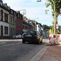 Der Rand der Kölner Straße ist durch eine Baustelle abgesackt.