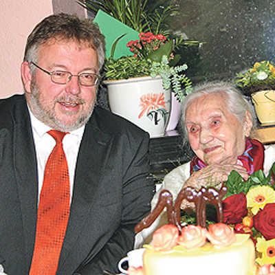 Beigeordneter Ulrich Holkenbrink im Gespräch mit der 100jährigen Maria Disandt.