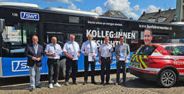 Ralf Britten und Andreas Kirchartz stehen mit den Geehrten Metin Durak, Jens Uwe Korn, Thomas Hüser und Christian Rauen, die ihre Fluthelfer-Urkunden präsentieren, vor einem Linienbus.