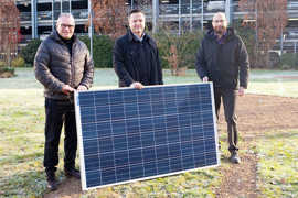 Arndt Müller (SWT), Michael Göke und Marc André (beide Enovos) präsentieren als Symbol der neuen Zusammenarbeit ein Solar-Panel.