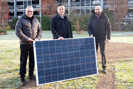 Arndt Müller (Vorstand Stadtwerke Trier), Michael Göke (Geschäftsführer Enovos Renewables) und Marc André (Geschäftsführer Encevo Deutschland, v. l.) präsentieren als Symbol der neuen Zusammenarbeit ein Solar-Panel.  Foto: SWT