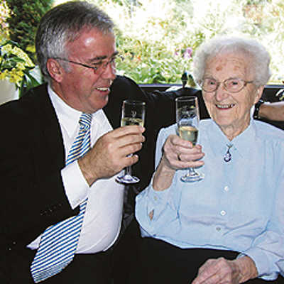 Ein Glas Sekt auf den Ehrentag: OB Helmut Schröer gratuliert Gertrud Engel zum 102. Geburtstag.