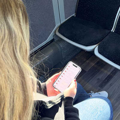 Eine Kundin im SWT-Stadtbus informiert sich über Google Maps, ob ihr Anschluss pünktlich ist. Foto: SWT