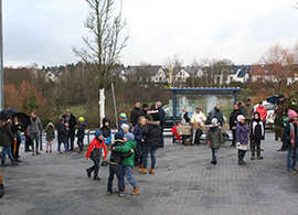 Die Grundschulkinder von Irsch nehmen den neu gestalteten Platz bei der Einweihungsfeier in Besitz.