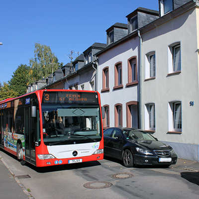 Für Fußgänger ist kein Platz mehr, wenn ein Stadtbus die Engstelle in der Medardstraße befährt.