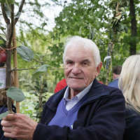 Dieter Feltes freut sich über einen Apfelbaum für seinen Garten in Trier-Süd.