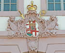 An der Hauptmarktseite des Palais Walderdorff prangt das Wappen von Clemens Wenzeslaus. Das von  Johannes Seiz entworfene Gebäude war zeitweise der Dienstsitz der Trierer Kurfürsten.