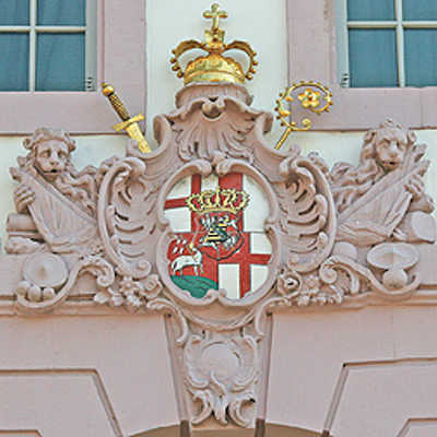 An der Hauptmarktseite des Palais Walderdorff prangt das Wappen von Clemens Wenzeslaus. Das von  Johannes Seiz entworfene Gebäude war zeitweise der Dienstsitz der Trierer Kurfürsten.