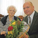 Ortsvorsteher Dominik Heinrich gratuliert Gertrud Becker zu ihrem 100. Geburtstag.