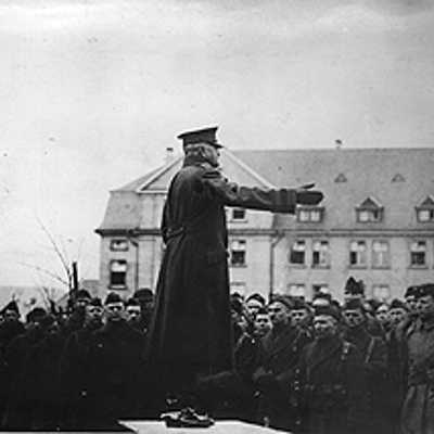 Historisches Bildmaterial, das ab 13. Mai im umgestalteten Stadtmuseum zu sehen ist: General J.J. Pershing spricht 1918 vor der Goebenkaserne zu den US-Truppen.