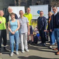 Gruppenbild vor der Porta Nigra mit Aufstellern im Hintergrund