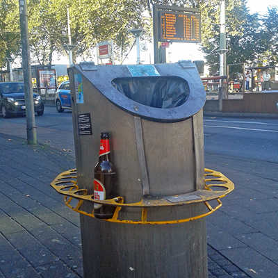 In Köln wurden in einem Pilotprojekt in Ehrenfeld und in der Südstadt Pfandringe an öffentlichen Mülleimern befestigt. Foto: Frederik Jahn