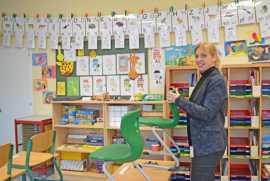 Angela Equart, Leiterin der Grundschule im Stadtteil Ruwer/Eitelsbach, kontrolliert einen Klassenraum vor der Rückkehr der Schüler.