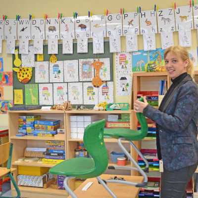 Angela Equart, Leiterin der Grundschule im Stadtteil Ruwer/Eitelsbach, kontrolliert einen Klassenraum vor der Rückkehr der Schüler.