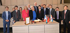 OB Wolfram Leibe (Mitte) freut sich mit Mitgliedern des Stadtrats und Verwaltungsmitarbeitern über den Besuch der chinesischen Delegation mit Pei Jinjia an der Spitze (vorne, 5. v. r.). OB Wolfram Leibe (Mitte) freut sich mit Mitgliedern des Stadtrats und Verwaltungsmitarbeitern über den Besuch der chinesischen Delegation mit Pei Jinjia an der Spitze (vorne, 5. v. r.).