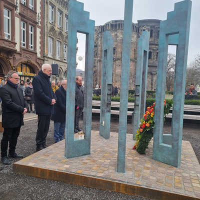 Beigeordneter Dr. Thilo Becker, Landrat Stefan Metzdorf, OB Wolfram Leibe, Detlef Placzek, Opferbeauftragter der Landesregierung, und Kulturdezernent Markus Nöhl (v.l.) in stillem Gedenken. An der Veranstaltung nahmen etwa 100 Personen teil, darunter auch Bürgermeisterin Elvira Garbes und Weihbischof Jörg-Michael Peters.