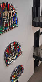 Die Glaskunst erinnert in der zu einem Wohnhaus umgebauten Kirche Christi Himmelfahrt an frühere Zeiten.