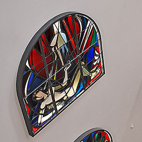 Die Glaskunst erinnert in der zu einem Wohnhaus umgebauten Kirche Christi Himmelfahrt an frühere Zeiten.