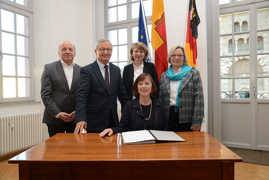 Rudolf Fries (Leiter des Bildungs- und Medienzentrums), Dr. Manfred Bitter und Sabine Pla-te-Betz (Vorstand Nikolaus Koch Stiftung), Bürgermeisterin Elvira Garbes (vorne) und Gisela von Auer (Stiftung Polytechnische Gesellschaft Frankfurt am Main) bei der Vertragsunter-zeichnung (v.l.). Foto: Presseamt Stadt Trier Rudolf Fries (Leiter des Bildungs- und Medienzentrums), Dr. Manfred Bitter und Sabine Pla-te-Betz (Vorstand Nikolaus Koch Stiftung), Bürgermeisterin Elvira Garbes (vorne) und Gisela von Auer (Stiftung Polytechnische Gesellschaft Frankfurt am Main) bei der Vertragsunter-zeichnung (v.l.). Foto: Presseamt Stadt Trier