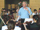 Dirigent Martin Elmquist bei der Probe mit den Nachwuchsmusikern aus der Großregion in der Aula des Trierer MPG.