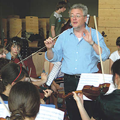 Dirigent Martin Elmquist bei der Probe mit den Nachwuchsmusikern aus der Großregion in der Aula des Trierer MPG.