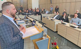 Ansprache am Rednerpult im voll besetzten Sitzungssaal des Stadtrats
