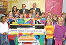 Die Matthias-Grundschüler und Rektorin Christina Steinmetz (hinten  l.) über das außergewöhnliche Klavier. Foto: Agenturhaus