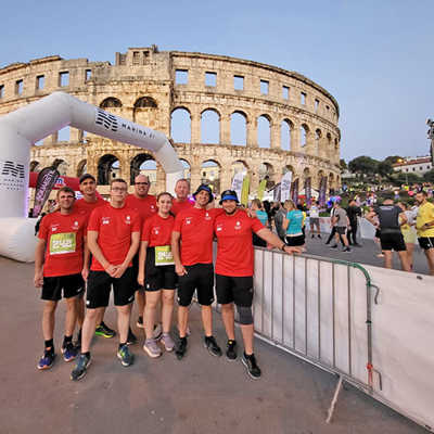 Acht Mitglieder der Freiwilligen Feuerwehr Olewig nahmen am Stadtlauf durch Pula teil, der am antiken Amphitheater vorbeiführte. 