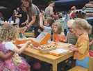 Beim Kinderfest im Palastgarten hatten die kleinen Besucher viel Spaß beim Basteln und Malen. Foto: Lechner