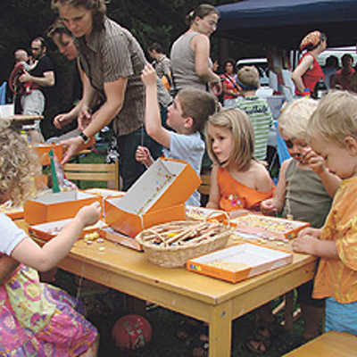 Beim Kinderfest im Palastgarten hatten die kleinen Besucher viel Spaß beim Basteln und Malen. Foto: Lechner