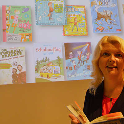 Autorin Sabine Zett stellt den Kindern Auszüge aus ihrem Buch „Mister Dog“ vor. Foto: Martin Seng