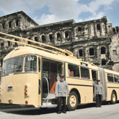 Der Straßenbahnerverein präsentiert beim Oldtimer-Corso den Henschel-Gelenk-Obus HS 160 DSL der Stadtwerke von 1962. Er wurde restauriert und 2008 an der Porta präsentiert.