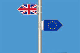 Eine UK- und eine EU-Flagge zeigen in unterschiedliche Richtungen
