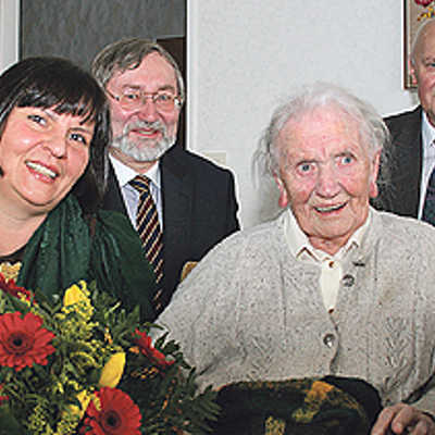 Gut gelaunt begrüßt Maria Ullrich (2. v. r.) an ihrem Ehrentag mit ihrem Sohn Johannes (r.) Beigeordnete Simone Kaes-Torchiani (l.) und den Filscher Ortsvorsteher Karl-Josef Gilles.