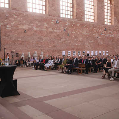 Ministerpräsident Alexander Schweitzer eröffnete am Samstag die Landesausstellung Marc Aurel in der Konstantinbasilika. Den Festakt besuchten rund 600 geladene Gäste, darunter Bundesbauministerin Verena Hubertz, der rheinland-pfälzische Innenminister Michael Ebling, Bildungsminister Sven Teuber und Malu Dreyer, ehemalige Ministerpräsidentin.
