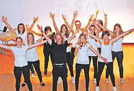 Die Schülerinnen und Schüler der Musical School präsentierten bei ihrem Abschlusskonzert Szenen aus der amerikanischen Musical-Serie „Glee“und bekamen für ihre Darbietung viel Applaus. Foto: Musikschule