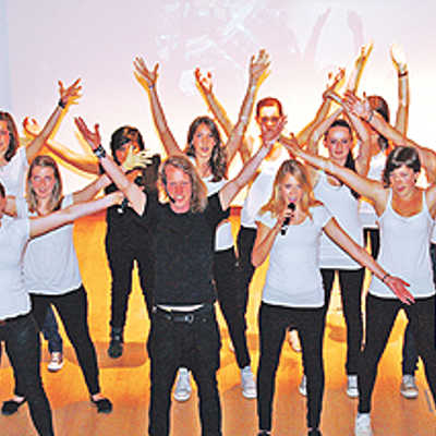 Die Schülerinnen und Schüler der Musical School präsentierten bei ihrem Abschlusskonzert Szenen aus der amerikanischen Musical-Serie „Glee“und bekamen für ihre Darbietung viel Applaus. Foto: Musikschule